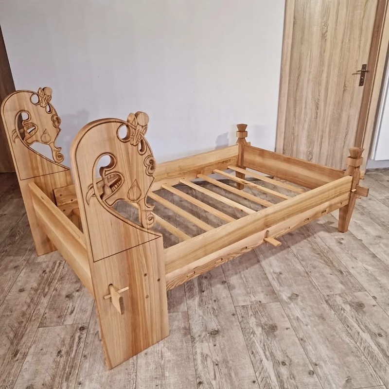 Replica of Gokstad dragon-head bedframe