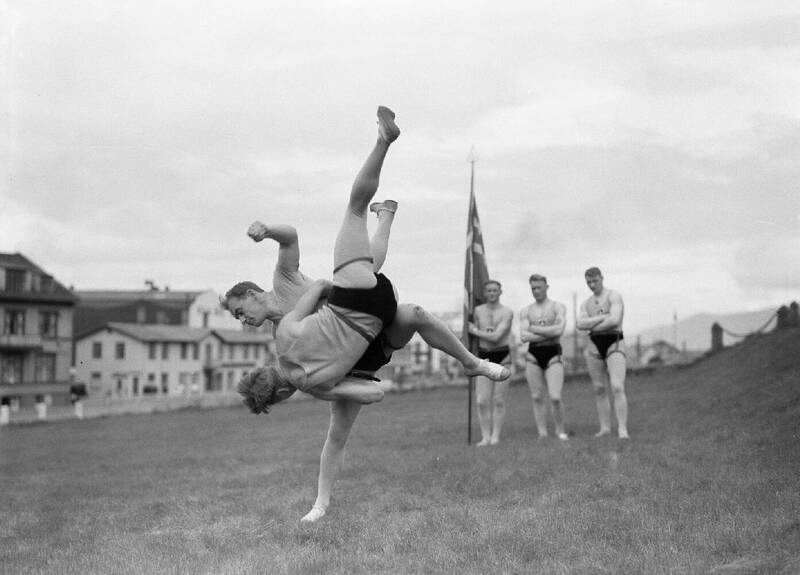 Historical photo of Menntaskolinn glima team